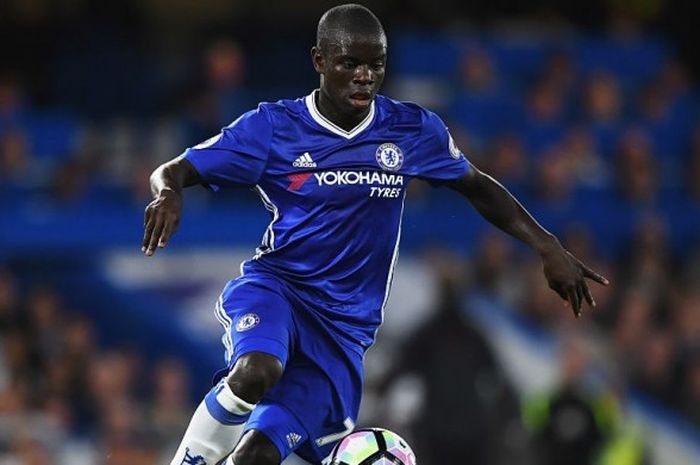 Gelandang Chelsea, N'Golo Kante, beraksi dalam laga Premier League melawan Liverpool FC di Stadion Stamford Bridge, London, 16 September 2016.