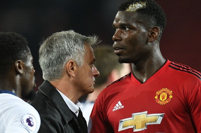  Gelandang Manchester United, Paul Pogba (kanan), bersalaman dengan pelatih Jose Mourinho seusai laga Liga Inggris kontra Tottenham Hotspur di Stadion Old Trafford, Manchester pada 27 Agustus 2018. 