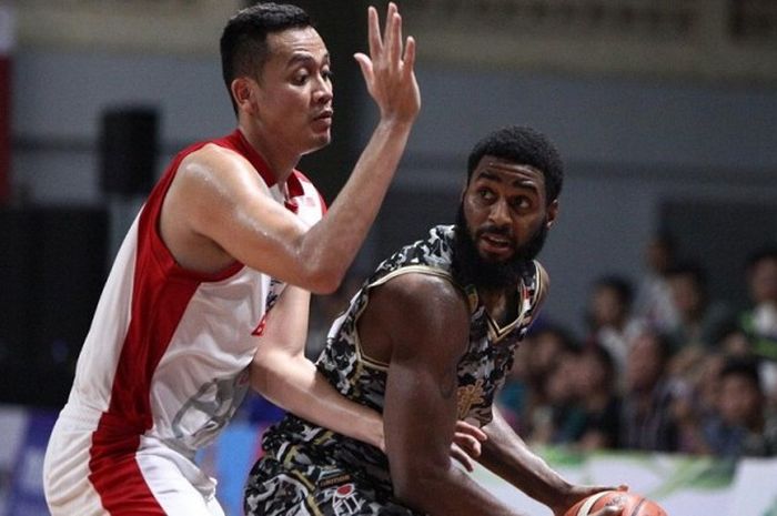 Pemain CLS Knights Surabaya, Ashton Smith (kanan), saat membawa timnya merebut kemenangan di laga kedua play-offs IBL 2017 dengan mengalahkan Bank BJB Garuda Bandung dengan skor, 78-63 di GOR Kertajaya, Surabaya, pada Sabtu (1/4/2017).