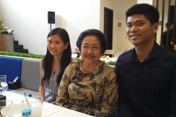 Pasangan ganda campuran Indonesia, Praveen Jordan/Debby Susanto, berpose bersama mantan Presiden Republik Indonesia, Megawati Sukarnoputri, pada acara makan siang di Aroma Sedap, Menteng, Jakarta, Rabu (30/3/2016)