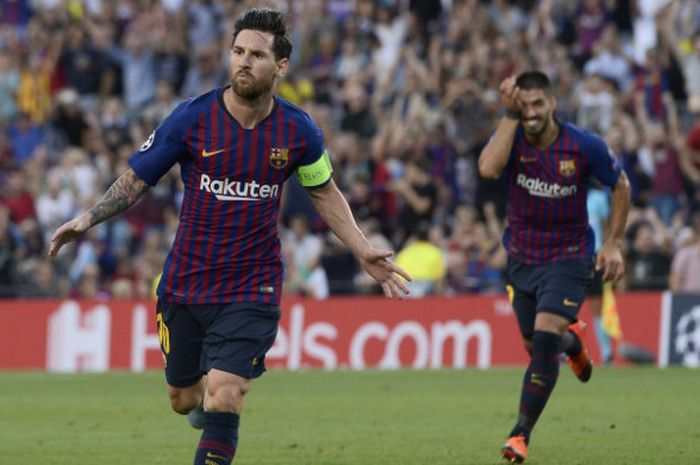 Kapten Barcelona, Lionel Messi, melakukan selebrasi seusai mencetak gol ke gawang PSV dalam partai Liga Champions di Camp Nou, Selasa (18/9/2018)