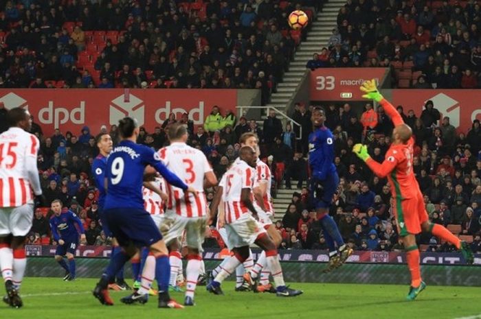 Wayne Rooney mencetak gol tendangan bebas saat Manchester United saat bermain imbang 1-1 dengan tuan rumah Stoke City pada partai lanjutan Premier League di Stadion bet365, Sabtu (21/1/2017). 