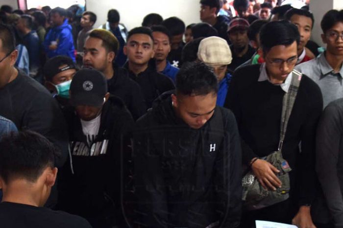  Bobotoh mulai antre menukarkan tiket untuk laga Persib Bandung kontra Arema FC di Kantor Asprov PSSI Jabar, Jalan Lodaya, Rabu (12/9/2018). 