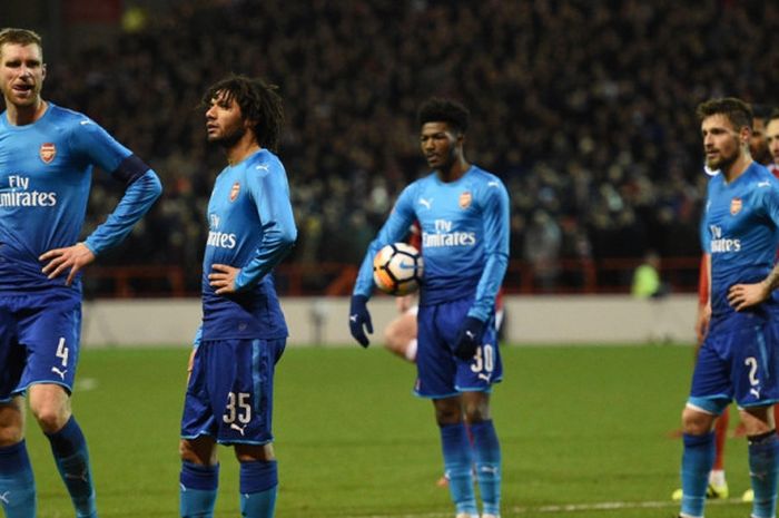 Reaksi para pemain Arsenal setelah Nottingham Forest mendapat penalti kedua dalam laga ronde ketiga Piala FA di Stadion The City Ground, Nottingham, Inggris, pada 7 Januari 2018.