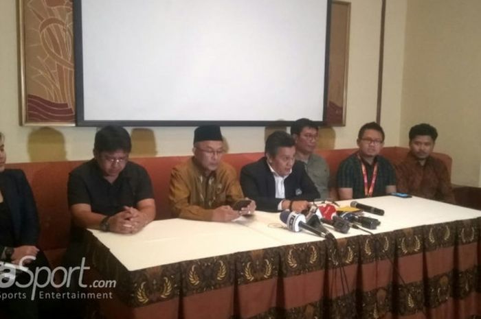 Ketua Tim Pencari Fakta (TPF) PSSI, Gusti Randa dalam jumpa pers di Hotel Sultan, Jakarta, Rabu (3/10/2018).
