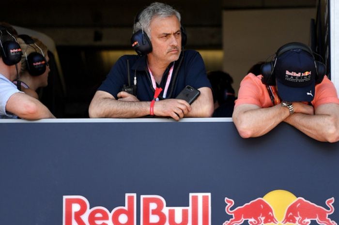 Manajer Manchester United, Jose Mourinho, menonton kualifikasi Formula 1 di Sirkuit Monaco pada 27 Mei 2017.