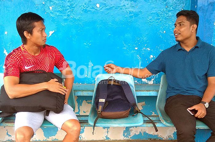 Mahasiswa S2 Psikologi UGM, Amin Akbar (kanan), berdiskusi dengan pemain Arema FC, Arif Suyono, di Stadion Kanjuruhan Kabupaten Malang pada Kamis siang (2/11/2017).