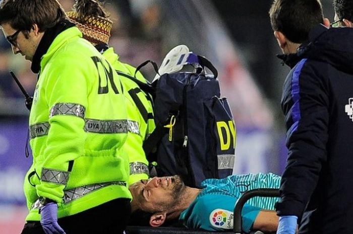 Gelandang Barcelona, Sergio Busquets, mengalami cedera saat melawan Eibar pada pertandingan lanjutan La Liga, Minggu (22/1/2017).  