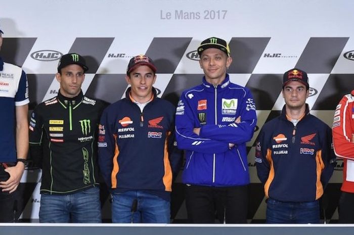 Para pebalap MotoGP (kiri-kanan), Loris Baz (Avintia Racing), Johann Zarco (Monster Yamaha Tech3), Marc Marquez (Repsol Honda Team), Valentino Rossi (Movistar Yamaha MotoGP), Dani Pedrosa (Repsol Honda Team), dan Jorge Lorenzo (Ducati Team), berpose setelah konferensi pers jelang GP Prancis di Sirkuit Le Mans, Kamis (18/5/2017).