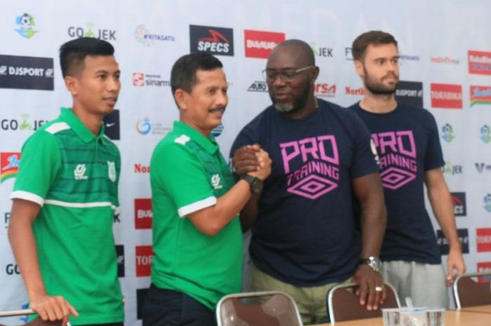 Pelatih PSMS Medan, Djadjang Nurdjaman (kiri), berjabat tangan dengan pelatih Barito Putera, Jacksen F Tiago, jelang pertandingan antara kedua tim di Stadion Teladan, Sabtu (5/5/2018). 