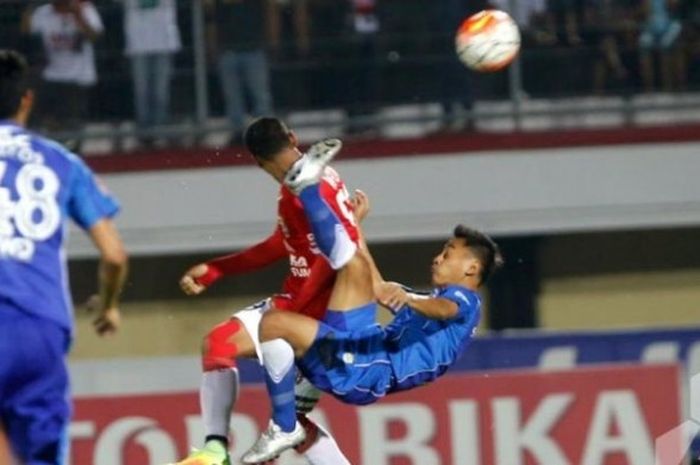 Tendangan salto striker Persib, Samsul Arif, dalam laga kontra Bali United di Stadion Kapten I Wayan Dipta, Minggu (18/9/2016).