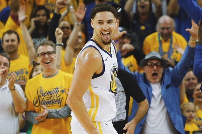 Pemain Golden State Warriors, Klay Thompson, melakukan selebrasi setelah menang saat bertandang ke New Orleans Pelicans pada Sabtu (28/4/2018)