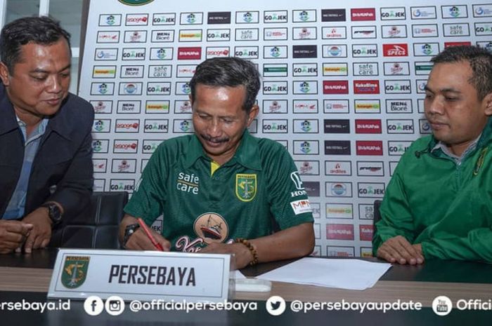  Pelatih Persebaya Surabaya, Djadjang Nurdjaman, melakukan tanda tangan kontrak baru untuk musim 2019 pada Jumat (7/12/2018). 