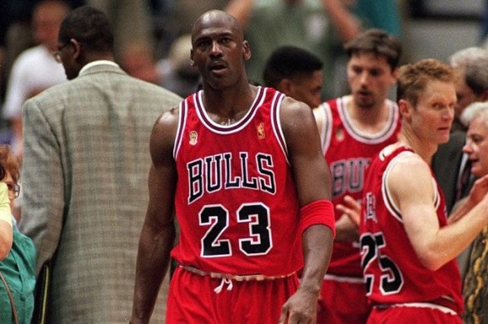 Bintang Chicago Bulls, Michael Jordan, dalam laga kontra Utah Jazz di Delta Center pada 11 Juni 1997