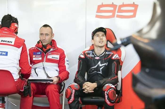 Pebalap tim Ducati asal Spanyol, Jorge Lorenzo, berada di dalam paddock tim Ducati saat mengikuti test pra-musim MotoGP di Sirkuit Ricardo Tormo, Valencia, (15/11/2016).