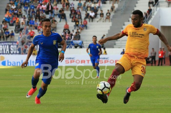 Duel pemain Sriwijaya FC dan Persiba Balikpapan dalam laga Piala Gubernur Kaltim 2018 di Stadion Batakan, Balikpapan, Sabtu (24/2/2018).