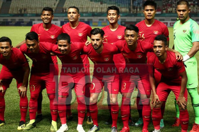 Timnas Indonesia berpose menjelang laga persahabatan internasional kontra Myanmar di Stadion Wibawa Mukti, Cikarang, Kabupaten Bekasi, Selasa (10/10/2018).