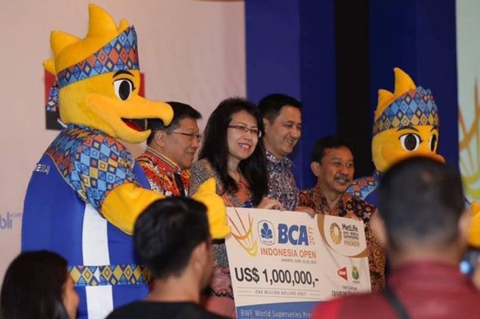 Para pembicara pada konferensi pers BCA Indonesia Open di Hotel Indonesia, Jakarta, Senin (22/5/2017) (kiri-kanan, salain maskot), Yoppy Rosimin dari Djarum, Inge Setiawati dari BCA, Ricky Subagja dari PBSI, dan Budi Darmawan dari Bakti Olahraga Djarum Indonesia, berpose bersama untuk pengambilan foto.