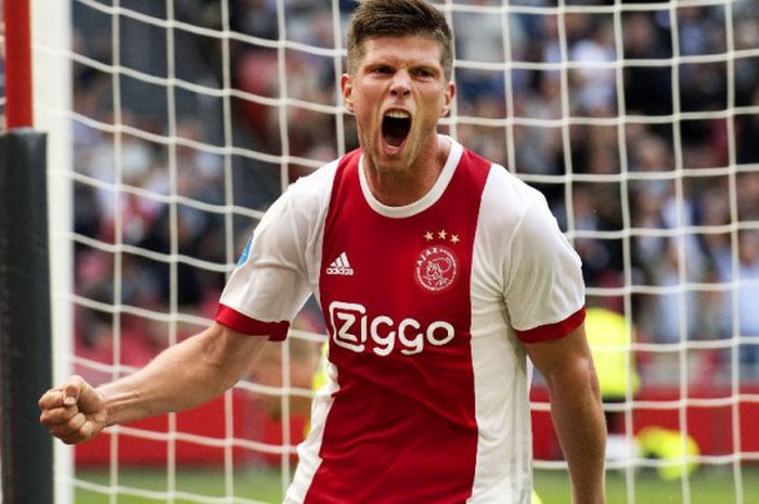 Striker Ajax, Klaas-Jan Huntelaar, merayakan gol ke gawang Groningen pada lanjutan laga Liga Belanda, 20 Agustus 2017.