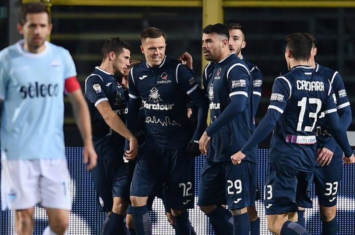 Pemain Atalanta melakukan selebrasi setelah Josip Ilicic mencetak gol ke gawang Lazio pada laga lanjutan Liga Italia di Stadion Atleti Azzurri d'Italia