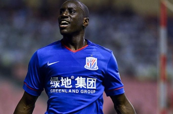 Pemain bintang Shanghai Shenhua, Demba Ba, mengalami cedera patah kaki parah di laga melawan Shanghai SIPG, Minggu (17/7/2016).