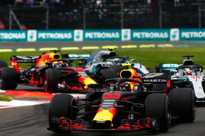Aksi Max Verstappen (#33) dan Lewis Hamilton (#44) sesaat setelah start F1 GP Meksiko 2018 digelar Senin (29/10/2018) dini hari WIB