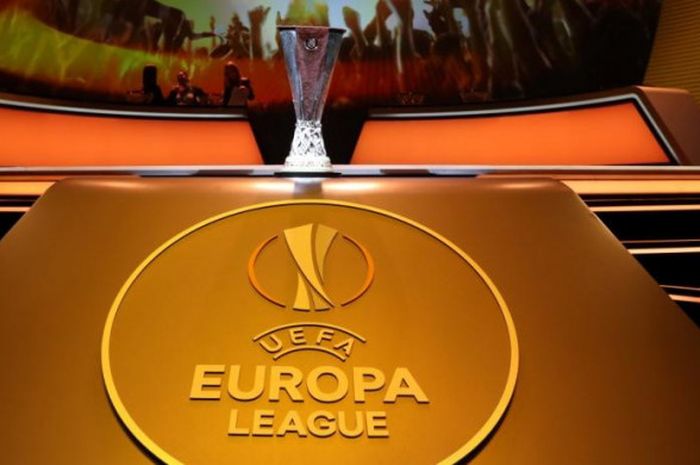 Trofi juara Liga Europa dipamerkan dalam acara undian babak fase grup musim 2017-2018 di Monako, 25 Agustus 2017.