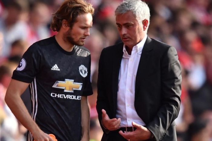 Jose Mourinho (kanan) berbicara dengan Daley Blind dalam partai Liga Inggris antara Southampton kontra Manchester United di Stadion St Mary's, 23 September 2017.