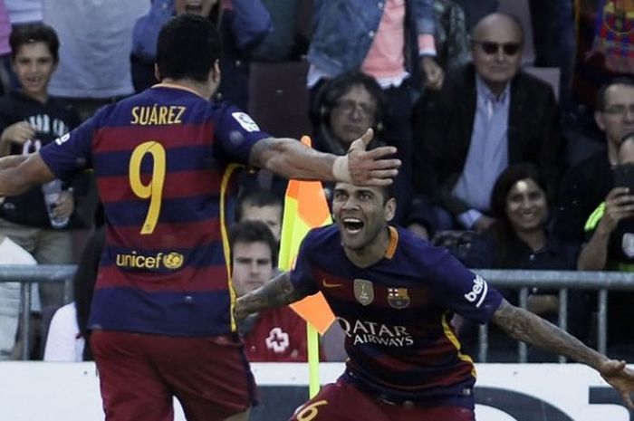 Bek Barcelona, Dani Alves merayakan gol Luis Suarez ke gawang Granada, Sabtu (14/5/2016). 