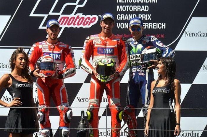  Andrea Dovizioso (Ducati), Andrea Iannone (Ducati), dan Jorge Lorenzo (Movistar Yamaha), dari kiri ke kanan, berpose di podium setelah balapan GP Austria di Red Bull Ring, Minggu (14/8/2016). 