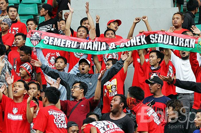 Suporter Persigo Semeru FC, Semeru Mania saat pertandingan lanjutan babak 16 besar grup C Liga 2 melawan Persebaya Surabaya di Stadion Jember Sport Garden, Jawa Timur (04/10/2017) Rabu sore.