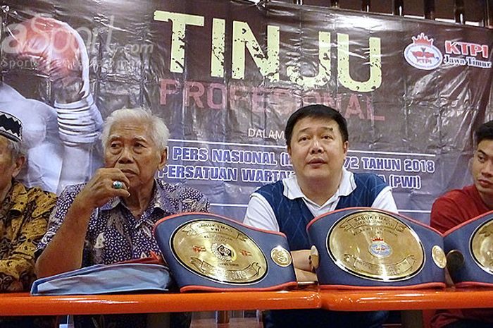Ketua Komisi Tinju Profesional Indonesia (KTPI) Jawa Timur, Enrique Rodrigo Andreas (dua dari kanan) saat jumpa pers dengan awak media, Sabtu (27/1/2018).