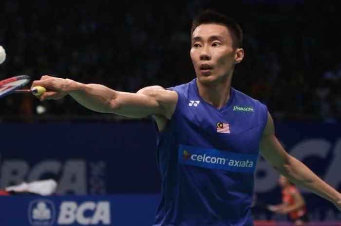 Pemain tunggal putra Malaysia, Lee Chong Wei, mengembalikan kok dari pemain China, Wang Zhengming, pada babak perempat final BCA Indonesia Open Superseries Premier 2016 di Istora Gelora Bung Karno, Senayan, Jakarta, Jumat (3/6/2016).