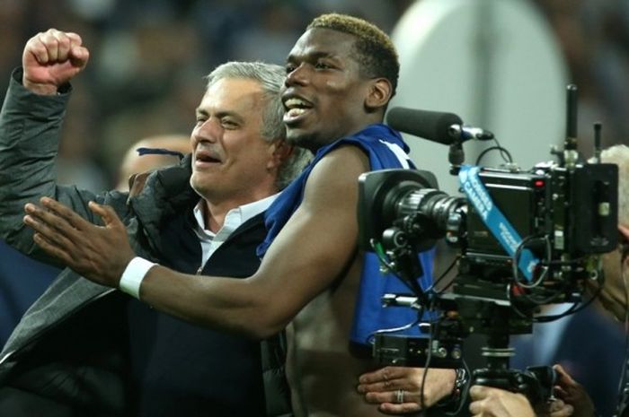 Manajer Manchester United, Jose Mourinho (kiri), melakukan selebrasi bersama Paul Pogba seusai mengalahkan Ajax Amsterdam dalam laga final Liga Europa di Stadion Friends Arena, Stockholm, Swedia, pada 24 Mei 2017.