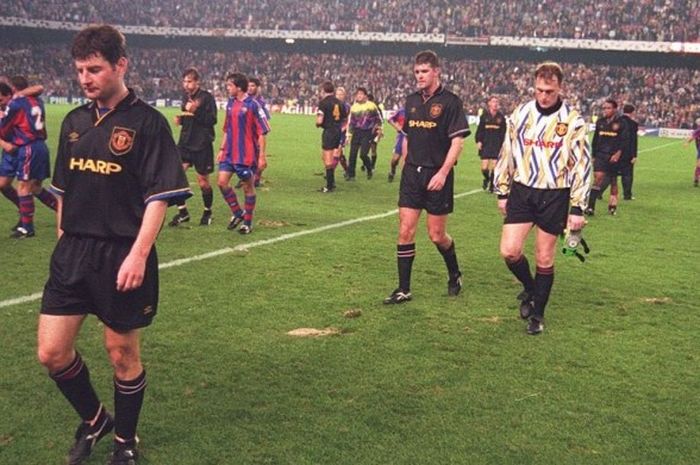 Para pemain Manchester United tertunduk lesu seusai kekalahan 0-4 dari Barcelona di Camp Nou, 2 November 1994