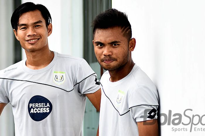 Dua pemain Persela Lamongan, Juan Revi Auriqto (kiri), dan Saddil Ramdani.