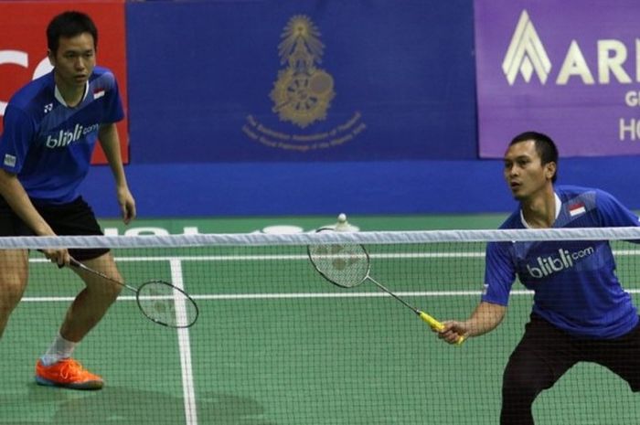 Pasangan ganda putra Indonesia, Mohammad Ahsan (kanan)/Hendra Setiawan, mengembalikan kok pasangan Korea Selatan, Ko Sung-hyun/Shin Baek-cheol, pada babak semifinal Thailand Masters di Bangkok, Jumat (12/2/2016).