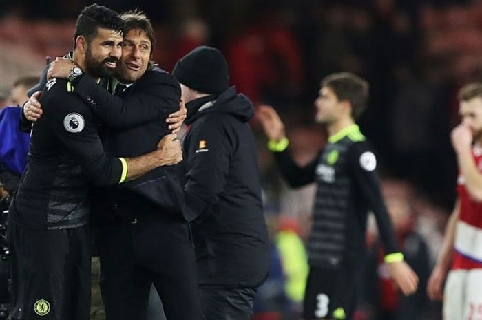 Manajer Chelsea, Antonio Conte, memeluk striker Diego Costa selepas duel Premier League di kandang Middlesbrough, Riverside Stadium, 20 November 2016.