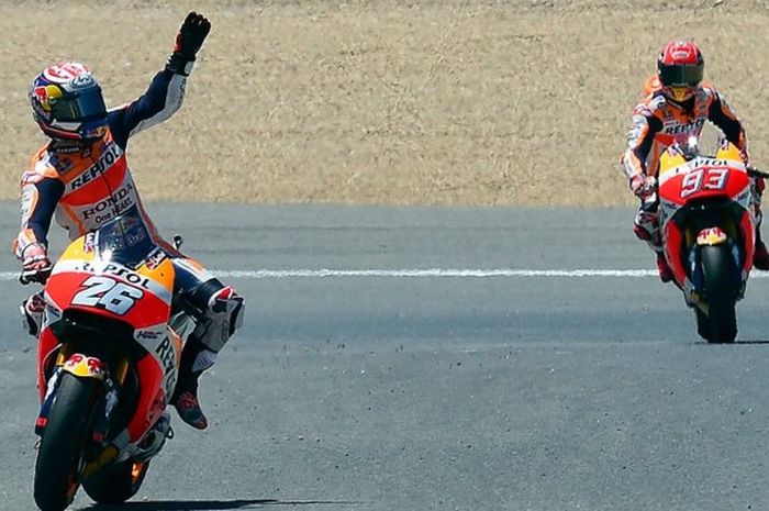 Pebalap tim Repsol Honda, Dani Pedrosa (depan), menyapa fan saat victory lap usai memenangi lomba MotoGP Spanyol di Sirkuit Jerez, Spanyol, (7/5/2017). Sementara, rekan setimnya, Marc Marquez (belakang) finis di posisi kedua.