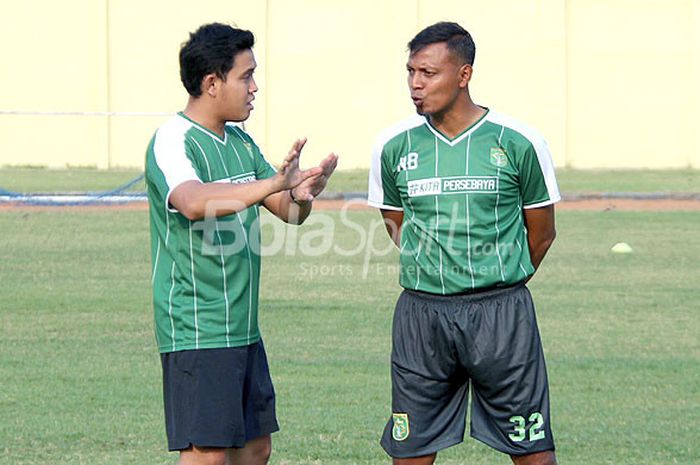 Pelatih kareteker Persebaya Bejo Sugiantoro (kanan) berdiskusi dengan salah satu official sebelum memberi materi latihan, Selasa (7/8/2018).