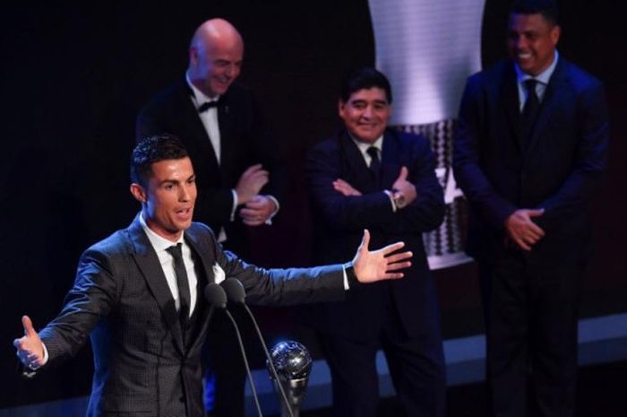 Cristiano Ronaldo (kiri depan) berbicara dalam acara penganugerahan The Best FIFA Football Awards di London, 23 Oktober 2017, sambil disaksikan Ronaldo Luis Nazario (kanan),  Diego Maradona, dan Presiden FIFA Gianni Infantino.
