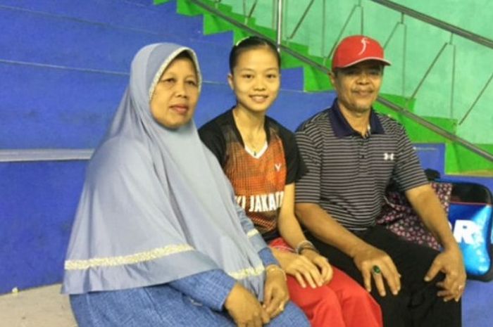 Pebulu tangkis Indonesia, Fitriani (tengah), berpose diapit kedua orangtuanya, Eti Sukmiati dan Dede Abdul Rohman, jelang laga final tunggal putri Pekan Olahraga Nasional di GOR Bima, Cirebon, Rabu (28/9/2016). 