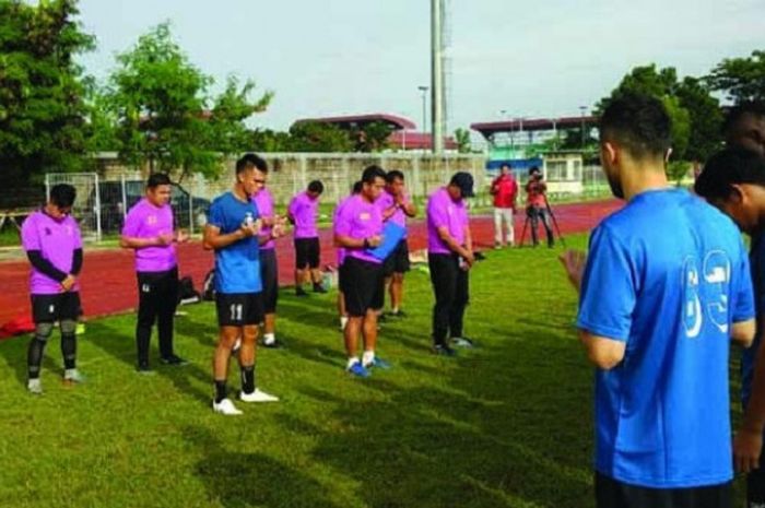 Rahmad Darmawan saat memimpin latihan Sriwijaya FC.