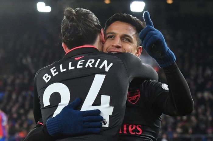 Pemain Arsenal, Alexis Sanchez, merayakan golnya bersama Hector Bellerin dalam laga Liga Inggris kontra Crystal Palace di Stadion Selhurst Park, London, pada 28 Desember 2017.