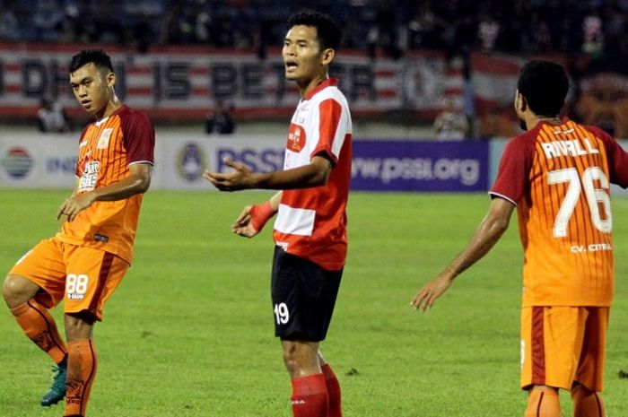 Abdul Aziz (kiri) saat laga babak 8 besar Piala Presiden 2017 Pusam Borneo FC melawan Madura FC yang berakhir dengan adu pinalti di Stadion Manahan Solo, Jawa Tengah, Sabtu (25/02/2017).