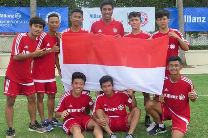 Para peserta Allianz Junior Football Camp Asia Camp 2017 di Bali berpose bersama legenda Bayern Muenchen, Giovane Elber.