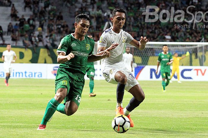   Pemain Persiba Balikpapan, Beni Oktavianto (kanan), berebut bola dengan pemain Persebaya Surabaya, Rachmat Irianto, pada babak penyisihan Piala Gubernur Kaltim 2018 Grup B di Stadion Batakan Balikpapan, Kalimantan Timur, Senin (26/02/108) malam.  