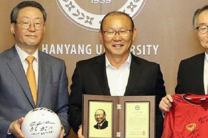 Pelatih timnas U-23 Vietnam, Park Hang-seo, diganjar penghargaan seusai mengharumkan nama Korea Selatan di kancah dunia.