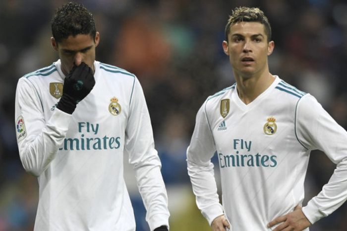 Reaksi bintang Real Madrid, Cristiano Ronaldo (kanan), dan Raphael Varane saat laga melawan Villarreal dalam partai Liga Spanyol di Santiago Bernabeu, 13 Januari 2018.