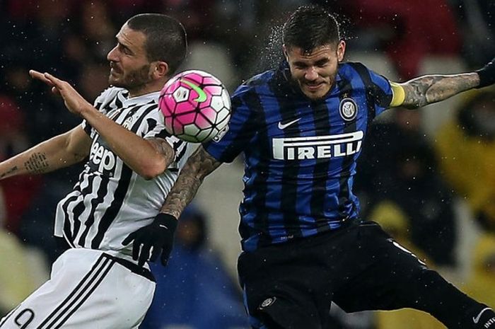 Aksi duel penyerang Inter Milan, Mauro Icardi (kanan), dengan bek Juventus, Leonardo Bonucci, dalam laga Serie A di Juventus Stadium, Turin, 28 Februari 2016.